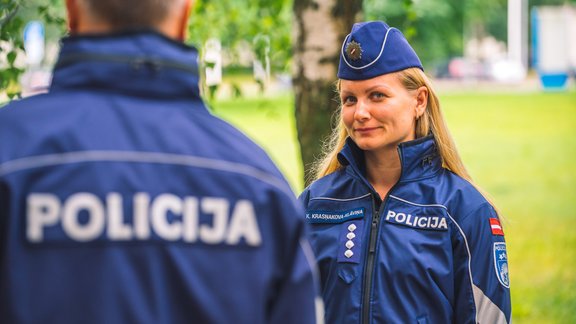 Valsts policijas amatpersonas saņem jaunā dizaina formas tērpus - 4