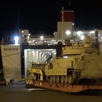 Video: ASV armijas tanki 'Abrams' un kaujas mašīnas 'Bradley' ierodas Ventspils ostā