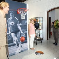 Foto: 'Es mīlu šo spēli!' - Rīgā atklāj leģendārai basketbolistei Semjonovai veltītu izstādi
