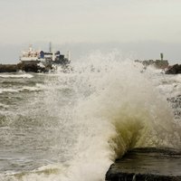 Oranžais brīdinājums: jūras piekrastē pirmdien vēja ātrums brāzmās sasniegs 25 m/s