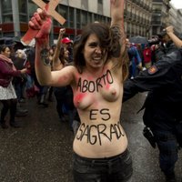Foto: 'Femen' aktīvistes ar kailām krūtīm protestē pret abortu pretiniekiem Spānijā