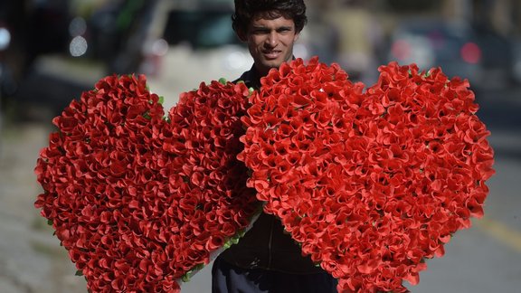 Pakistānā aizliedz 'nepiedienīgās' Valentīndienas svinības