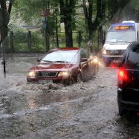 Ekstremālo laikapstākļu dēļ rīdzinieki aicināti pirmdien palikt mājās