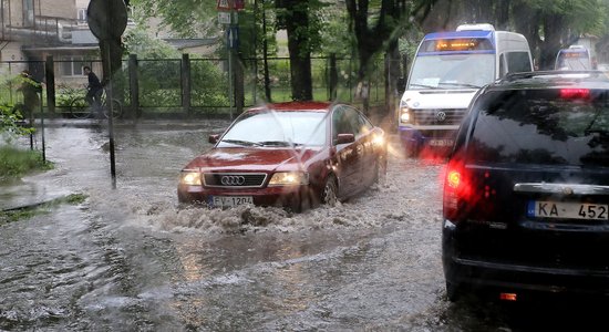 Ekstremālo laikapstākļu dēļ rīdzinieki aicināti pirmdien palikt mājās