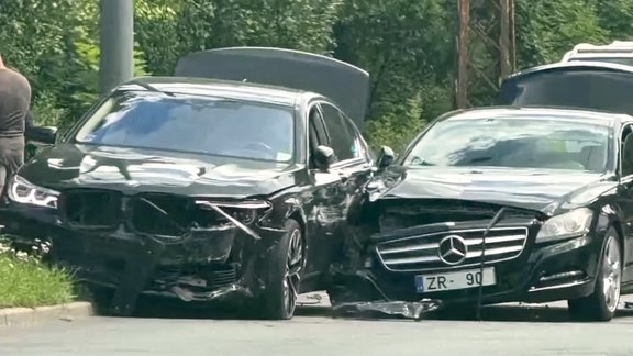 Biķernieku ielā notikusi BMW un "Mercedes" spēkratu sadursme