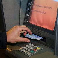 Ar izdomātu vārdu Latvijā iespējams saņemt nebanku uzņēmumu kredītkarti, ziņo raidījums