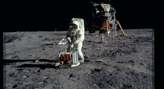 Половина россиян отказалась верить в высадку американцев на Луну