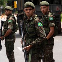 Brazīlijas pilsētā izvieto karavīrus centienos apturēt bandu uzbrukumus