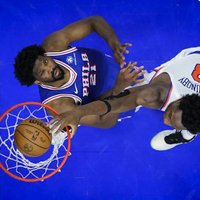 'Knicks' aizsūta atpūtā Embīdu un '76ers'; pirmo kārtu pārvar arī 'Pacers'