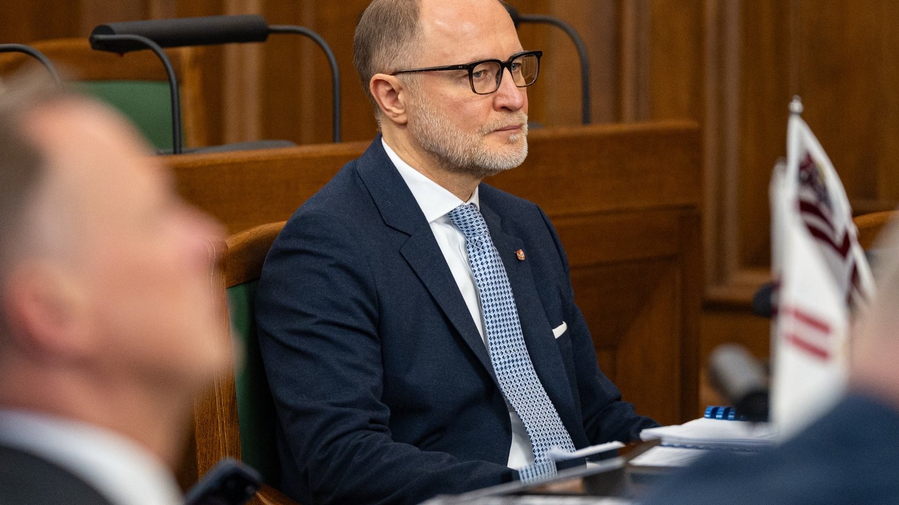 Opozīcija kritizē Aizsardzības ministrijas politisko vadību un prasa Sprūda demisiju