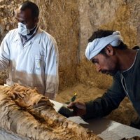 Foto: Ēģiptē kapenēs atrasta 3500 gadus sena mūmija