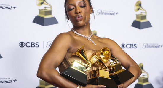 ФОТО: Платье из булавок, мужчины в юбках и другие наряды на красной дорожке Grammy