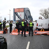 Klimata aktīvisti Hamburgā bloķē tiltus pār Elbu