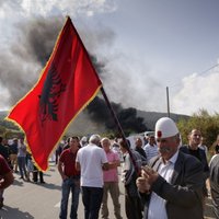 Kosovā protestētāji nobloķē ceļu, lai traucētu Serbijas prezidenta vizītei