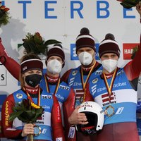 Latvijas komanda uzvar Pasaules kausa posmā kamaniņu sportā komandu stafetē