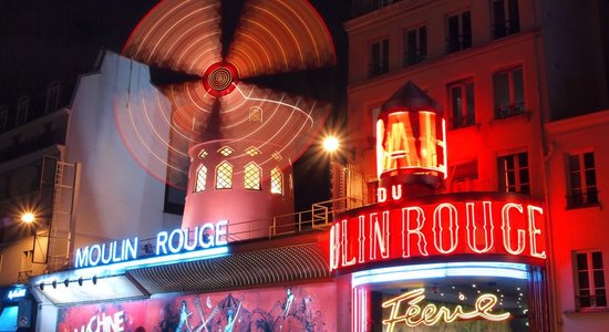 Знаменитая ветряная мельница на кабаре "Мулен Руж" в Париже потеряла лопасти