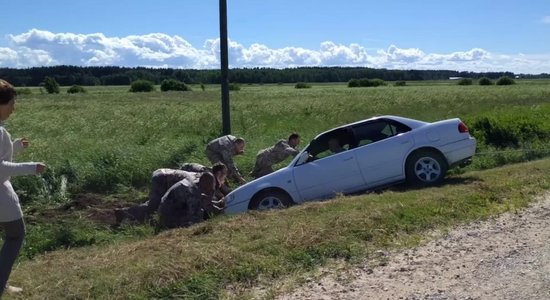 Video: Karavīri Carnikavā palīdz izstumt grāvī iebraukušu auto