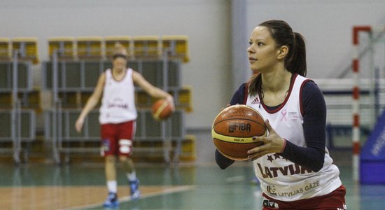 Uz pirmo Latvijas sieviešu basketbola izlases treniņu ierodas galvenokārt Latvijas klubus pārstāvošas spēlētājas