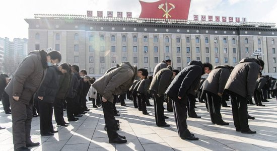 Kima Čenira nāves desmitajā gadadienā Ziemeļkoreja aicina uz vienotību