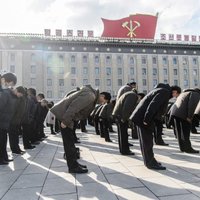 Kima Čenira nāves desmitajā gadadienā Ziemeļkoreja aicina uz vienotību