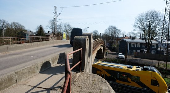 4 декабря закроют мост через железную дорогу на улице Алтонавас в Риге. Временного моста не будет