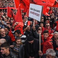 Kosovā opozīcijas demonstrācijā pieprasa valdības demisiju