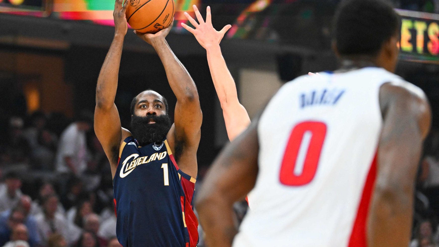 NBA play-off: Hārdens glābj Klīvlendu, "Thunder" turpina gremdēt "Lakers"