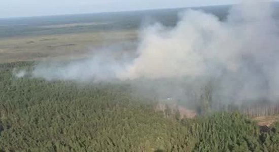 Video: NBS helikopters turpina piedalīties Valdgales pagasta ugunsgrēka dzēšanā