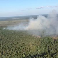 Video: NBS helikopters turpina piedalīties Valdgales pagasta ugunsgrēka dzēšanā