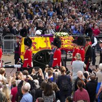 Foto: Desmitiem tūkstošu cilvēku vēro Elizabetes II zārka pārvešanu uz Vestminsteras zāli