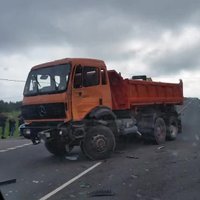 ВИДЕО: Около Рижской ГЭС столкнулись два грузовика - водитель шел на обгон