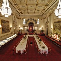 ФОТО: Букингемский дворец впервые пустил туристов в свои залы через главный вход