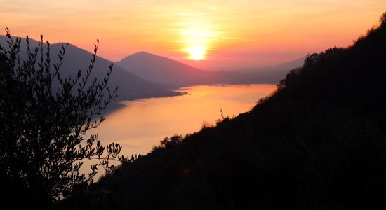 Starp kalniem un ezeru: romantisks pārgājiens Lombardijā