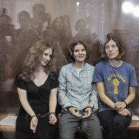 Amnestētā 'Pussy Riot' dalībniece amnestiju sauc par Putina sabiedrisko attiecību triku