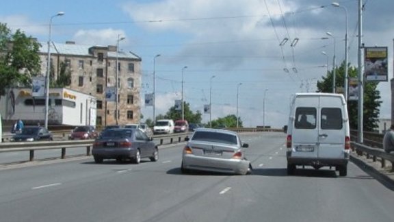 "Хромой" BMW на мосту Земитана