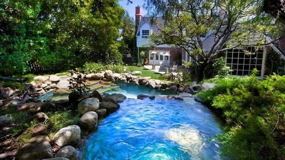 <a title="Celebrity Homes You Can Rent: Orson Welles" href="http://www.homeaway.com/vacation-rental/p356333" target="_blank">homeaway.com</a>