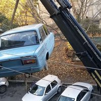 Video: Gruzijā no mājas balkona nocelts tur 27 gadus nostāvējis žigulis