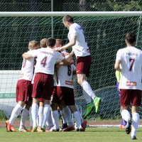 'Jelgavas' futbolisti deviņu spēlētāju sastāvā mājās smagi zaudē 'Riga' komandai