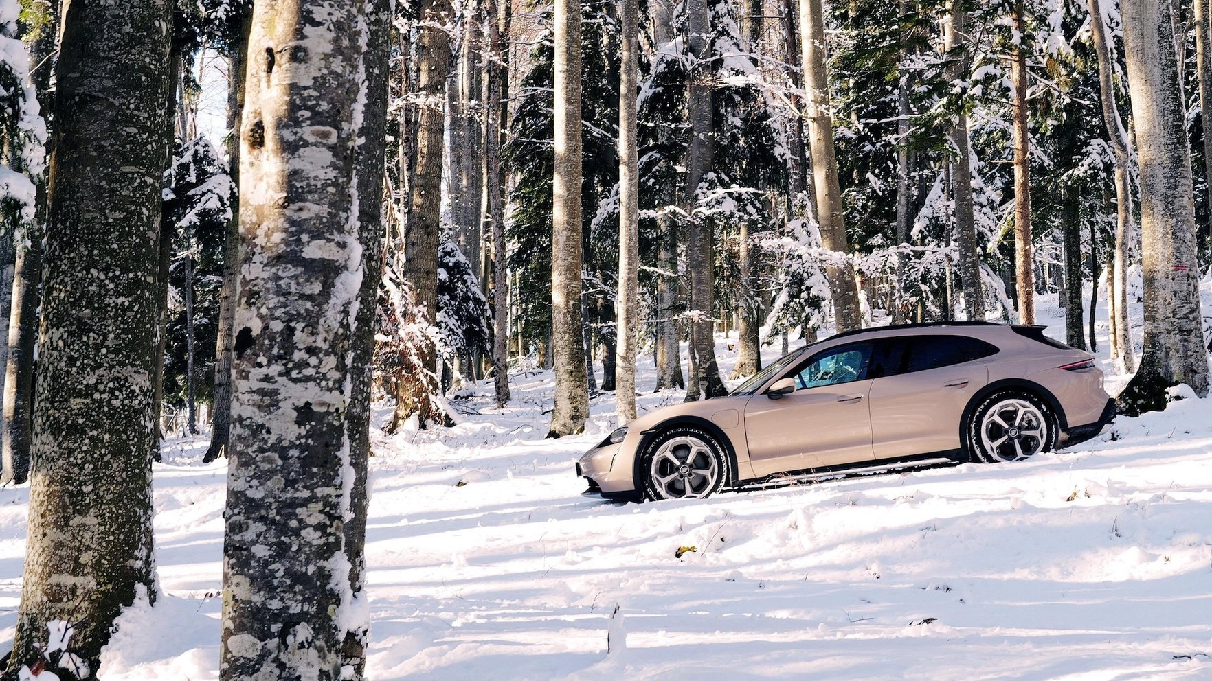 Latvijā "Porsche" iekļuvis pirktāko "premium" auto trijniekā