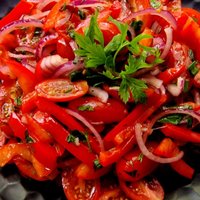 Pikantie tomātu salāti piknikam