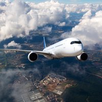 Aizkavējies lidojums ar pārsēšanos: kādos gadījumos pasažierim pienākas kompensācija