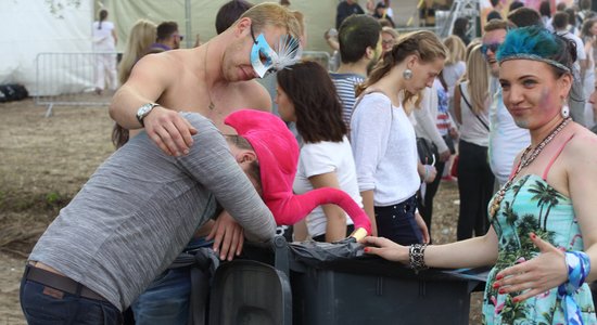 Foto: 'TV zvaigznes grūtniece' dauzās krāsu festivālā