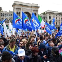 Milānā uz Salvīni organizēto nacionālistu mītiņu pulcējas tūkstošiem cilvēku