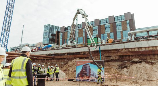 Foto: Rīgas centrā ielikts 'Novira Plaza' pamatakmens