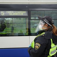 В Риге людей без масок в общественном транспорте будет высаживать муниципальная полиция