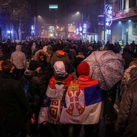 Foto: Tūkstošiem cilvēku Serbijā protestē pret prezidentu Vučiču