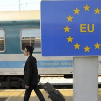 Laikraksts: ES ministri apsvērs uz diviem gadiem apturēt Šengenas zonas darbību