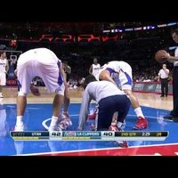 Video: 'Clippers' basketbolistiem Grifinam un Hojesam spēles laikā nākas ar dvieļiem tīrīt laukumu
