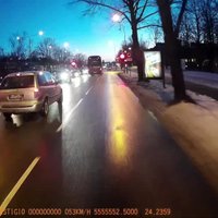 Video: 'Lux express' autobuss Rīgā aiztraucas pie sarkanās gaismas