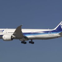 'Boeing 787 Dreamliner' turpina vajāt tehniskas problēmas; lidmašīna veic piespiedu nosēšanos Skotijā